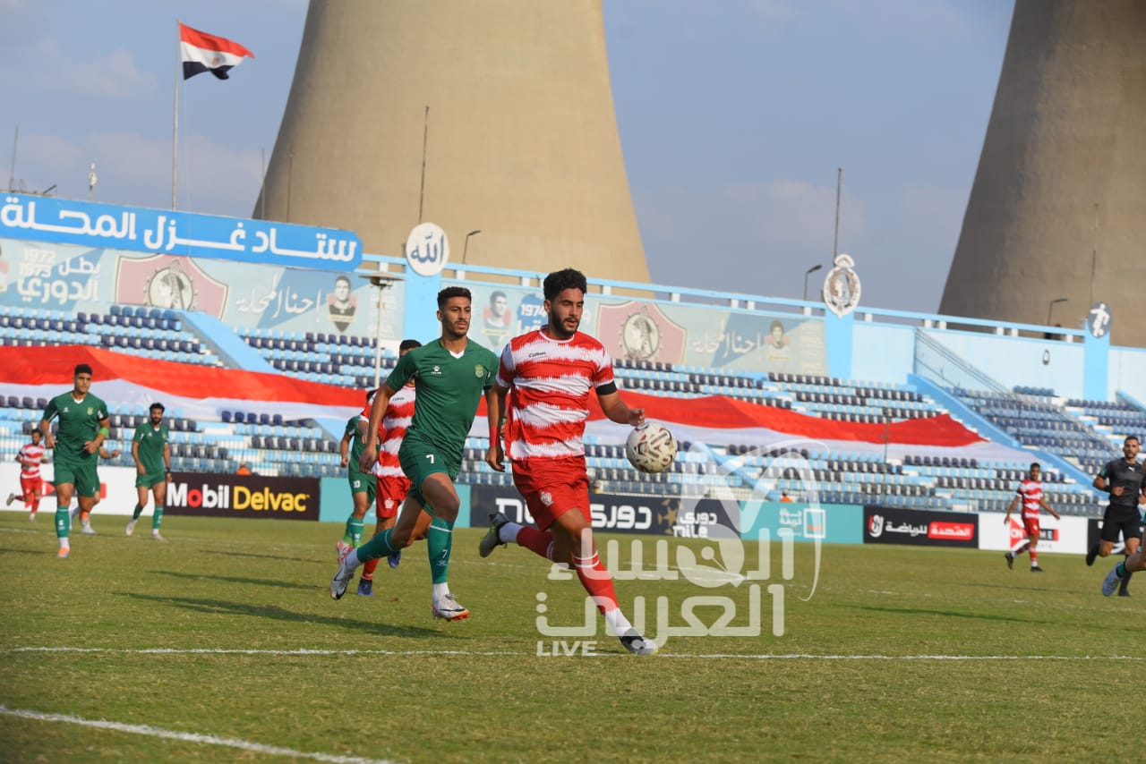 الاتحاد يتعادل مع بلدية المحله في ضمن منافسات الجولة الرابعه من الدوري المصري كتبت/ إيمان شلبي تعادل مباراة بلدية المحلة ونظيره الاتحاد السكندري التي جرت بينهما مساء السبت، ضمن منافسات الجولة الرابعة من بطولة الدوري المصري. وشهدت مباراة بلدية المحلة والاتحاد السكندرى، دقيقة حدادا على أرواح شهداء فلسطين ضحايا الاعتداء الإسرائيلى، كما ارتدى لاعبو البلدية كوفية مكتوب عليها "القدس لنا". ووجه مجلس إدارة الاتحاد المصري لكرة القدم بالوقوف دقيقة حداداً فى جميع مسابقاته المحلية، تضامناً مع الشعب الفلسطيني ضد الاعتداء الإسرائيلى على أهالي غزة وحسم التعادل الإيجابي 2-2 نتيجة مباراة بلدية المحلة والاتحاد السكندري والتي أقيمت على استاد غزل المحلة ضمن منافسات بطولة الدوري المصري وسجل ثنائية الفريق المحلاوي حسام أشرف عند الدقيقتين 13 -39، فيما أحرز لزعيم الثغر بواتينج 45+1، وإسلام أبوسليمة في الدقيقة 81. وارتفع رصيد بلدية المحلة إلى 5 نقاط في المركز الثامن من جدول ترتيب الدوري المصري الممتاز بفارق الأهداف عن الاتحاد السكندري صاحب المركز التاسع. الاتحاد يتعادل مع بلدية المحله في ضمن منافسات الجولة الرابعه من الدوري المصري