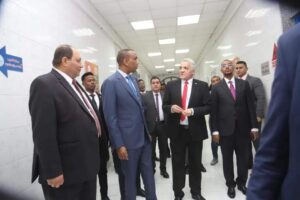رئيس وزراء الصومال يتفقد معهد صحة الحيوان