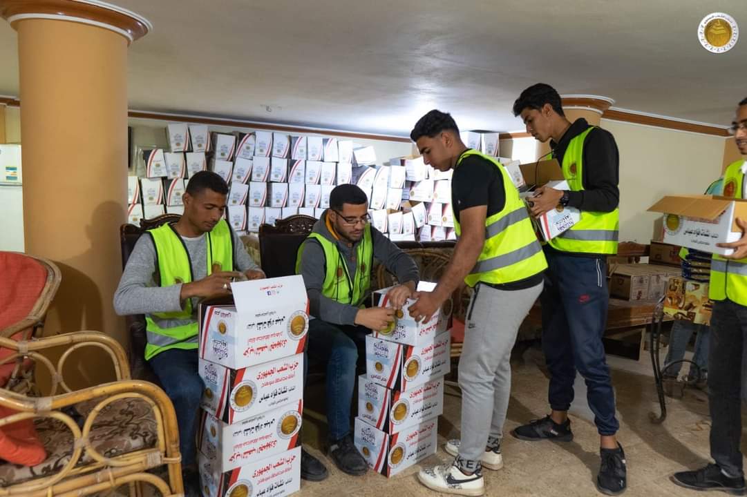 الشعب الجمهورى بسوهاج يوزع ٣٥٠٠ كرتونة رمضانية ضمن مبادرة "مع الناس"