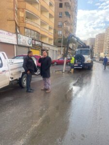 تمركز مُعدات شفط مياه الأمطار بشوارع وميادين حي الهرم