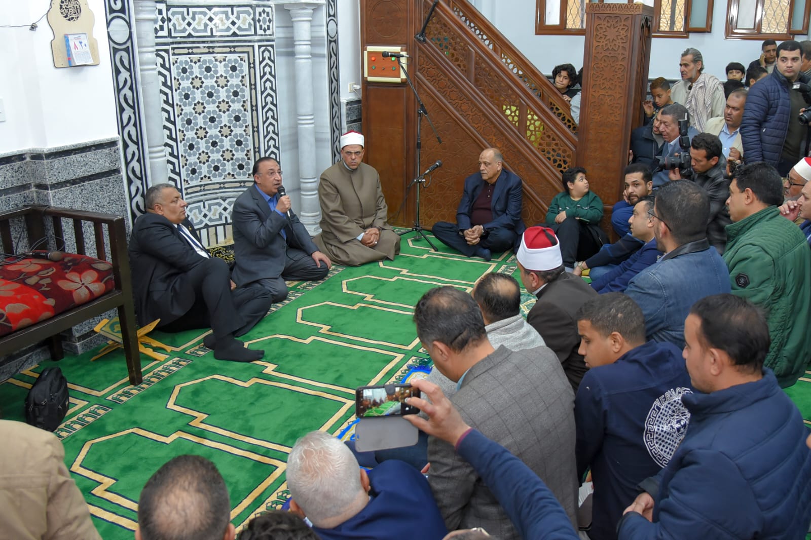 محافظ الإسكندرية يصلي بمسجد أبوزيد عقب افتتاحه 