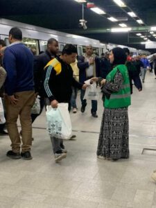"مترو الأنفاق" توزيع وجبات خفيفة لصائم بالتعاون مع بنك الطعام