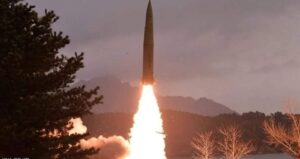 كوريا الشمالية تطلق صاروخا بالستيا باتجاه البحر