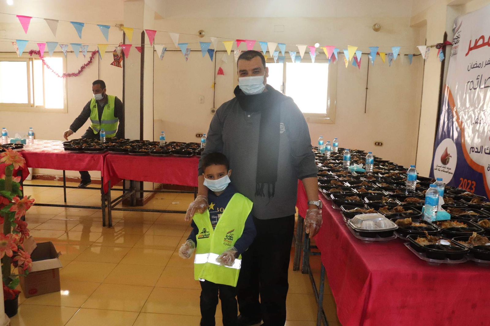 أصغر متطوع لإفطار الصائمين بسوهاج،، فيديو