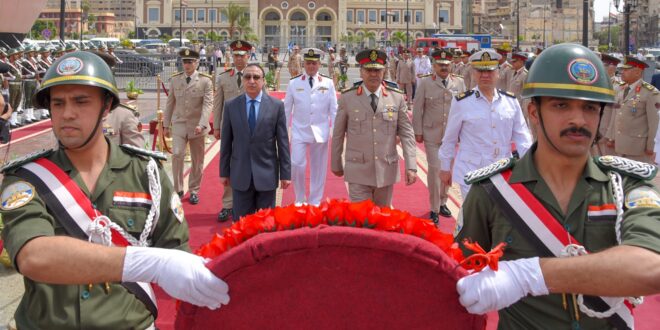 محافظ الإسكندرية وقائد المنطقة الشمالية العسكرية ومدير الأمن يضعون إكليل الزهور على النصب التذكاري للشهداء