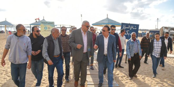 محافظ الإسكندرية يتفقد شاطئ السرايا والممشى السياحي بنفق و كباري السادات