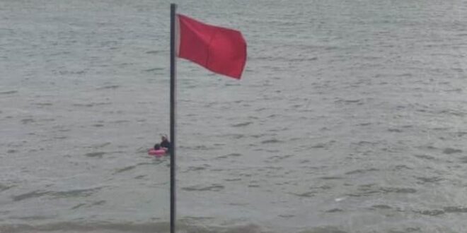 نظرا لارتفاع الأمواج شواطئ الإسكندرية ترفع الرايات الحمراء اليوم