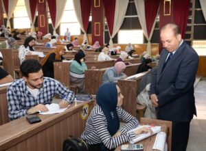رئيس جامعة المنصورة يتفقد أعمال امتحانات الفصل الدراسي الثانى