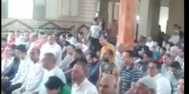 جموع المصلين بمسجد السلام بشبراخيت يرددون الصلاة على سيدنا محمد عليه الصلاة والسلام