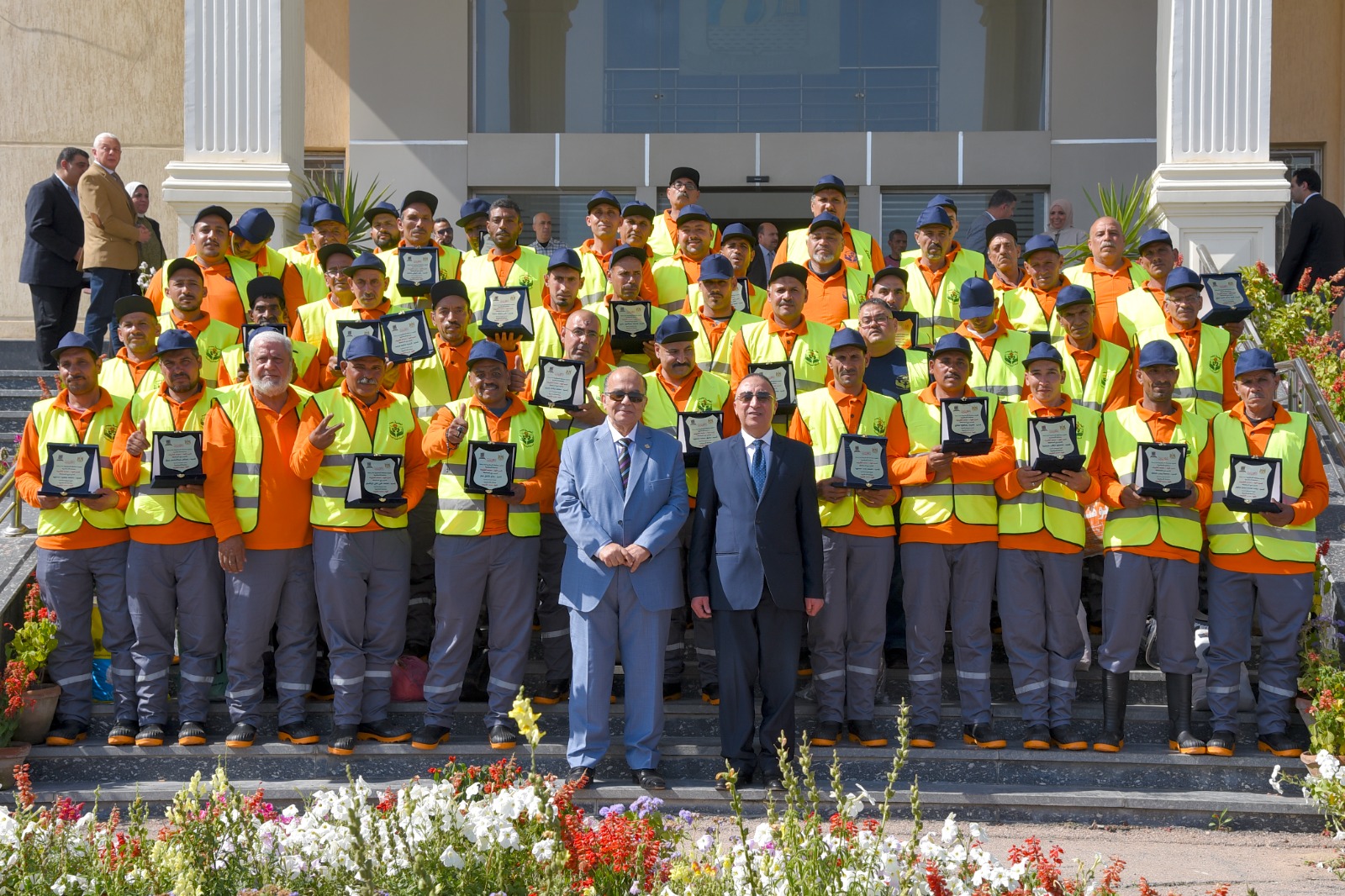 محافظ الإسكندرية يهنىء عمال مصر ويكرم 50 عامل النظافة