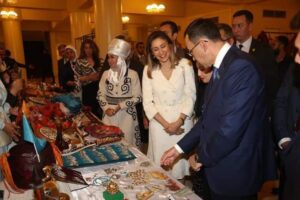 "الكيلاني" تشهد انطلاق فعاليات أيام الثقافة لجمهورية كازاخستان وتفتتح معرض المقتنيات التراثية الكازاخية بالأوبرا
