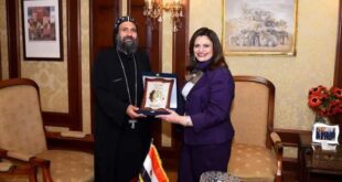وزيرة الهجرة المصرية تستقبل كاهن كنيسة السيدة العذراء والقديسة دميانة بأيرلندا
