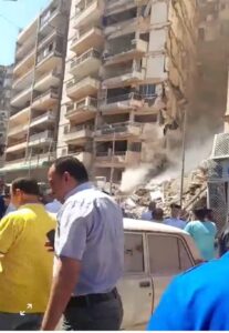 انهيار عقار مكون من 14 طابقا صباحا بشارع خليل حمادة بالإسكندرية   