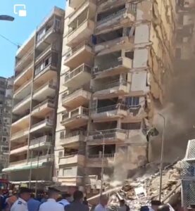 انهيار عقار مكون من 14 طابقا صباحا بشارع خليل حمادة بالإسكندرية   
