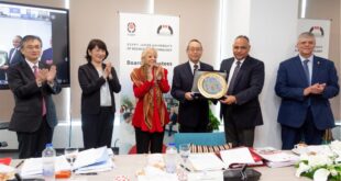 السفيرة فايزة أبو النجا تكرم نائب رئيس الجامعة المصرية اليابانية للعلاقات الدولية