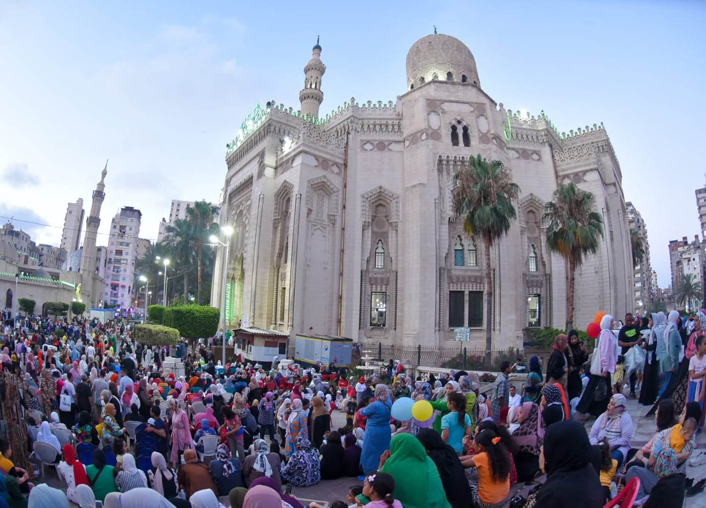 محافظ الإسكندرية يشارك المواطنين صلاة عيد الأضحي المبارك بمسجد ابو العباس المرسي