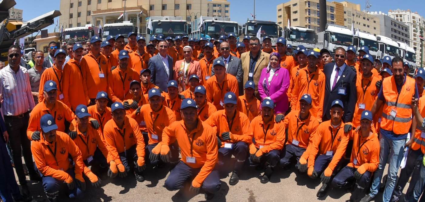 
محافظ الإسكندرية يستقبل وزيرة البيئة ويتفقدا اصطفاف معدات شركة نهضة مصر للخدمات البيئية