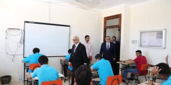 رضا حجازى " يطمئن من الطلاب على مستوى الامتحان.. ويؤكد على تظليل الإجابة فى البابل شيت مباشرة