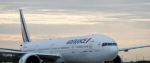 اقترح وزير النقل الفرنسى كليمان بون وضع حد أدنى لأسعار تذاكر الطيران
