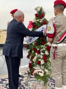 محافظ السويس وقائد الجيش الثالث ومدير الأمن يضعون أكاليل الزهور على النصب التذكاري للجندي المجهول