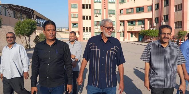 منير ونقيب المعلمين فى جولة تفقدية لمدرسة الميناء التجربية ومدرسةالشهيد حسين سعيد