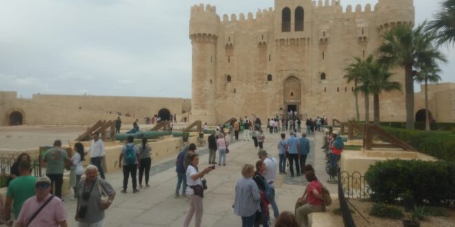 اثار الاسكندرية قلعة قايتباي شهدت تدفق لاعداد كبيرة من الافواج السياحية