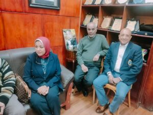 عادل حسين يجتمع بمجلس الأمناء و الآباء و المعلمين  

  