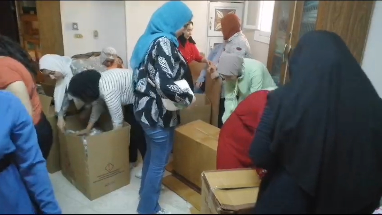 جمعية المرأة والتنمية تسلم الهلال الأحمر مساعدات انسانية لأهالي غزة