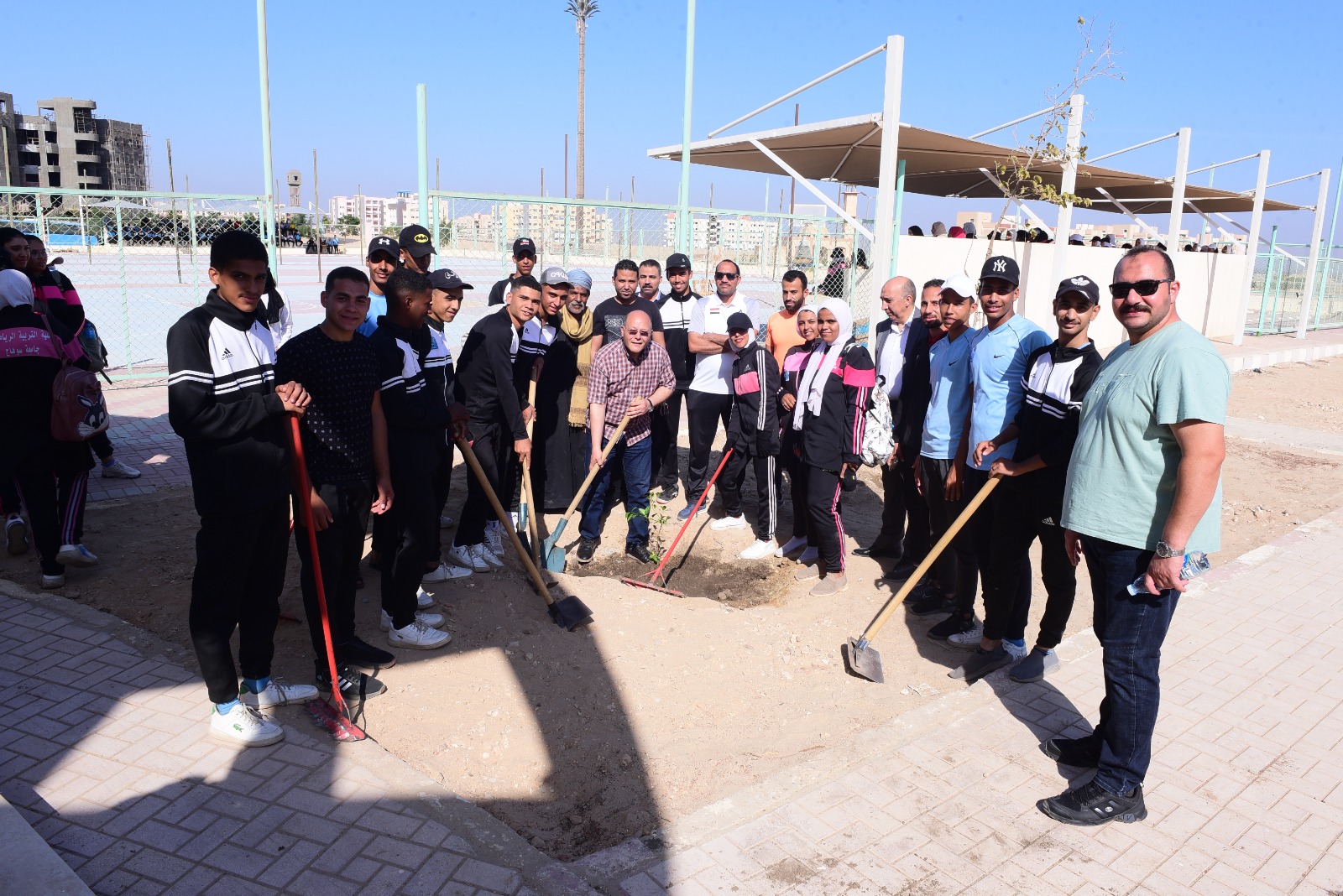 النعماني يشارك طلاب كلية التربية الرياضية بسوهاج في قوافلها الخدمية ويستكمل زراعة ١٠٠٠ شجرة مثمرة