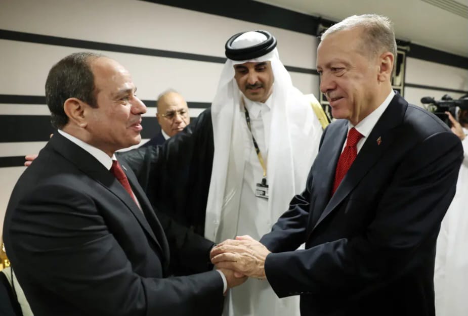 رجب طيب أردوغان في زيارة لمصر بعد مصافحتة السيسي في العاصمة القطرية الدوحة