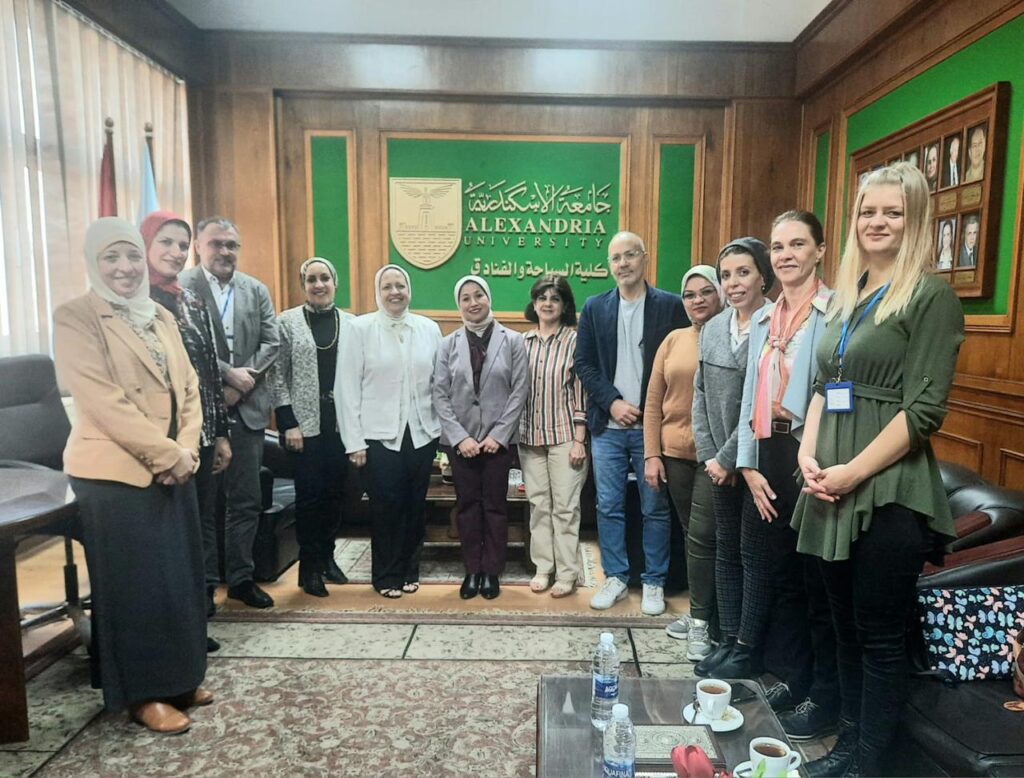 كلية السياحة والفنادق تنظم ورشة عمل عن مسارات ثقافة الإسكندرية