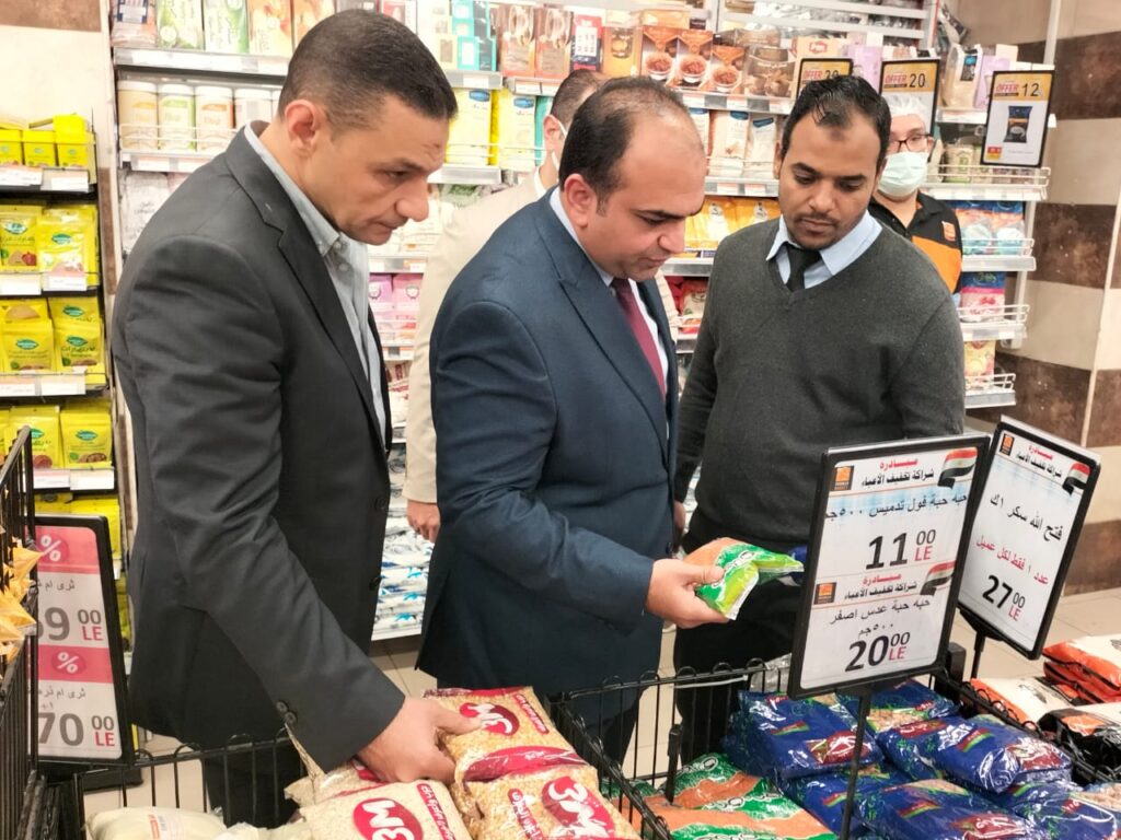 نائب محافظ الإسكندرية ووكيل وزارة التموين يتفقدان منافذ بيع السلع الغذائية 
