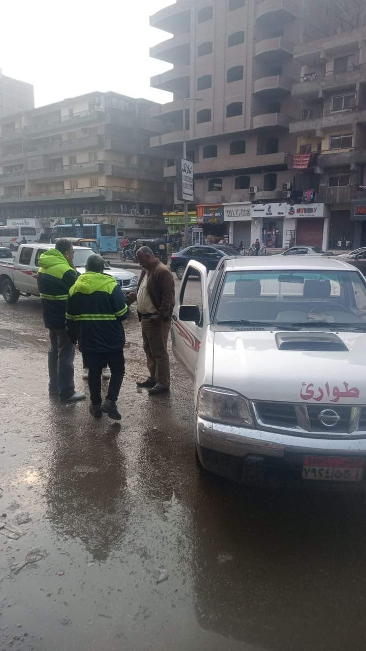 الاجهزه الخدميه بحي شرق تقوم على الفور باعمال شفط ورفع مياه الأمطار