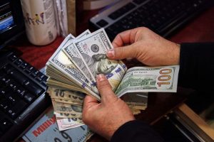مصر تتخذ قرارا عاجلا حول الدولار مجهول المصدر