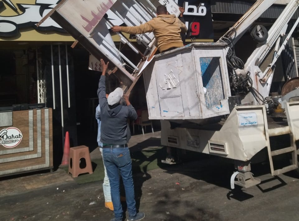 حملات مُكبرة لإزالة الإعلانات واللافتات المخالفة بأحياء الإسكندرية