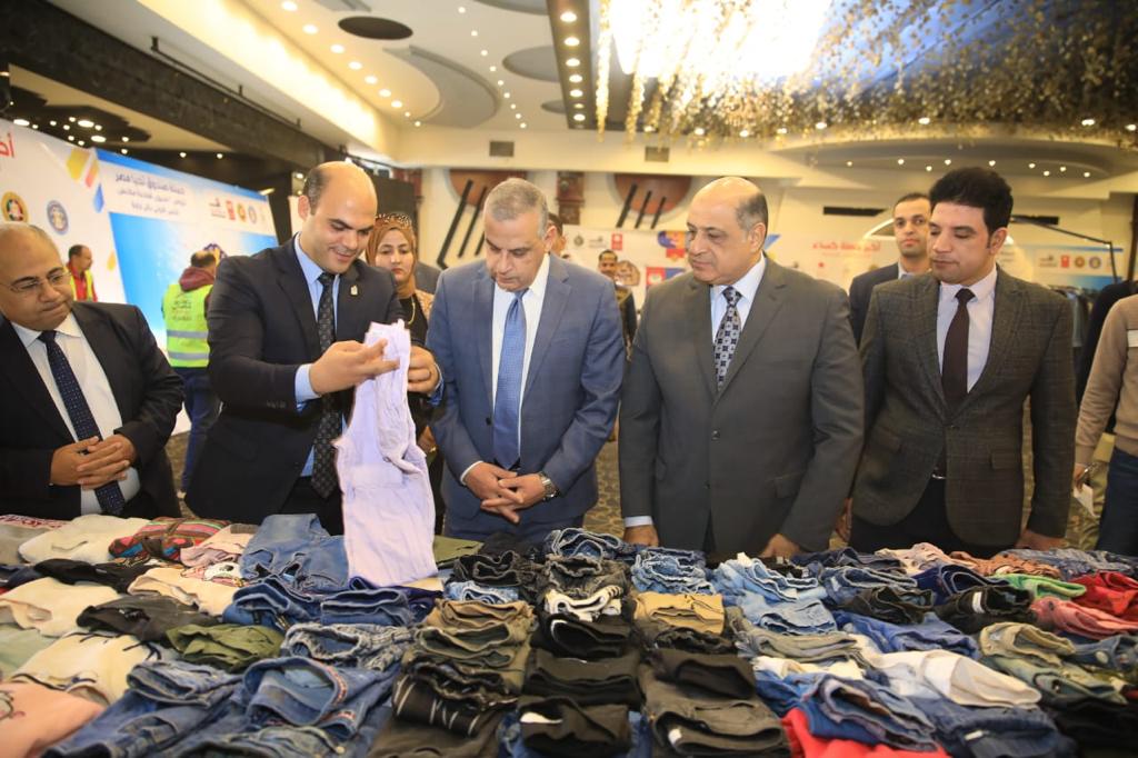 محافظ سوهاج يفتتح معرض " دكان الفرحة " لتوفير ٣٠ ألف قطعة ملابس جاهزة للأسر الأولى بالرعاية