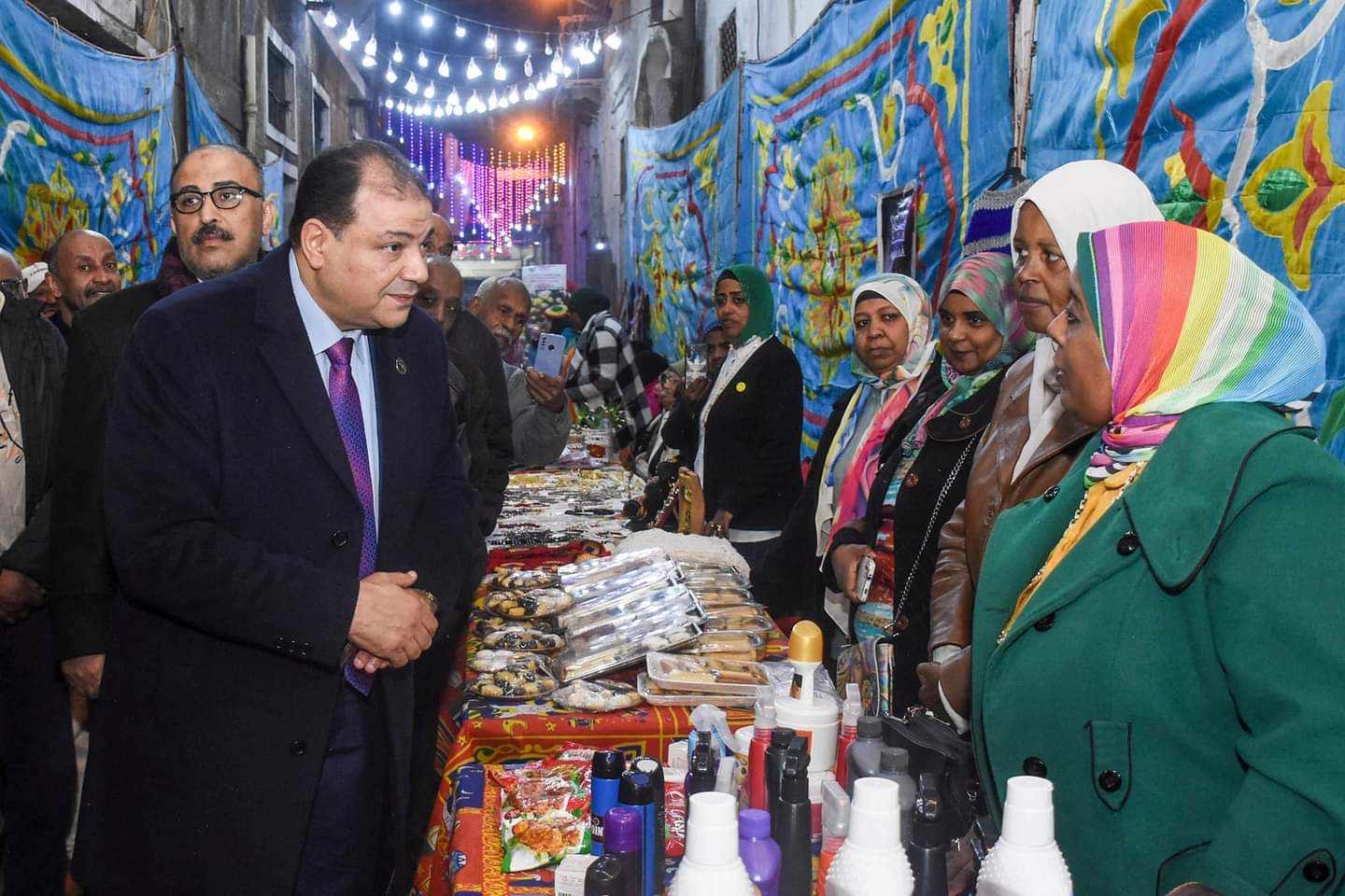البديوى يفتتح معرض جرف حسين النوبي للمشغولات اليدوية بمنطقة العطارين