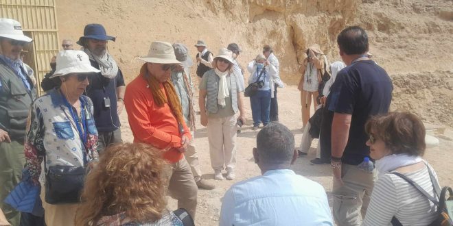 وفد سياحي أسباني يزور منطقة “تل العمارنة” الأثرية في المنيا