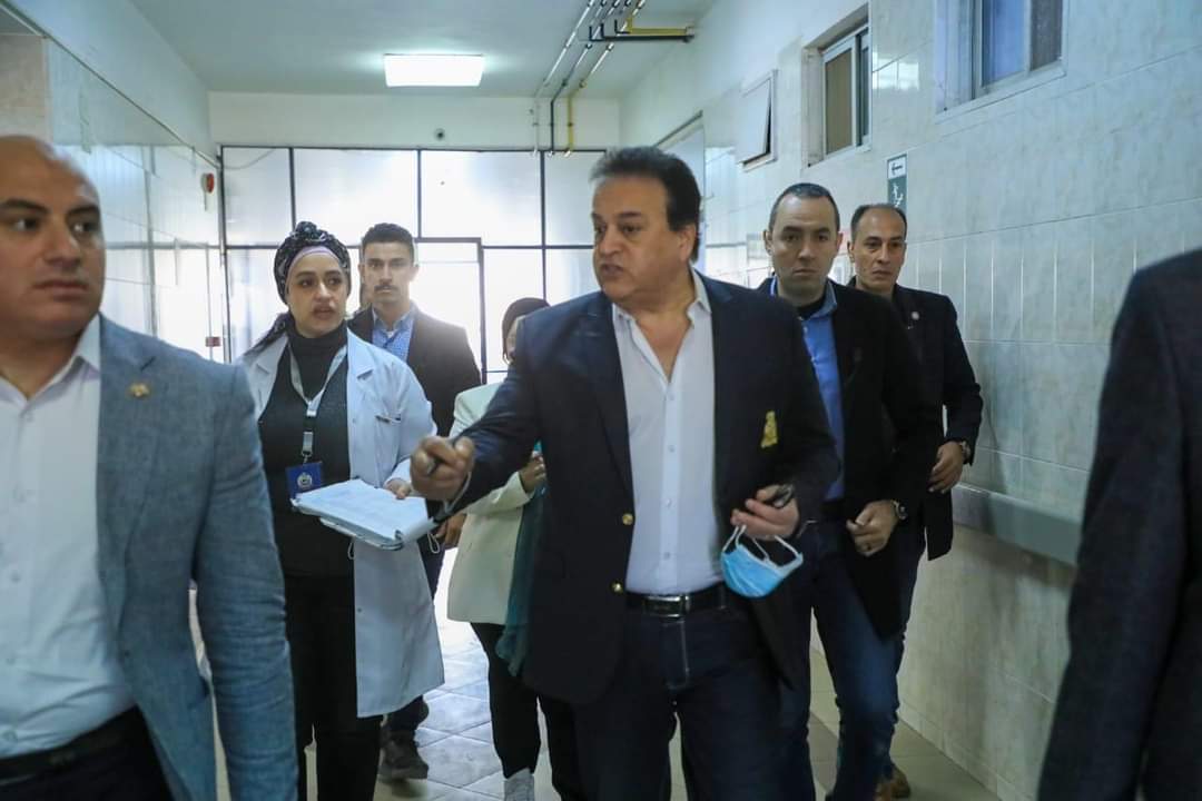 وزير الصحة يتفقد مستشفى الشروق المركزي ويوجه باحالة مدير المستشفى للتحقيق