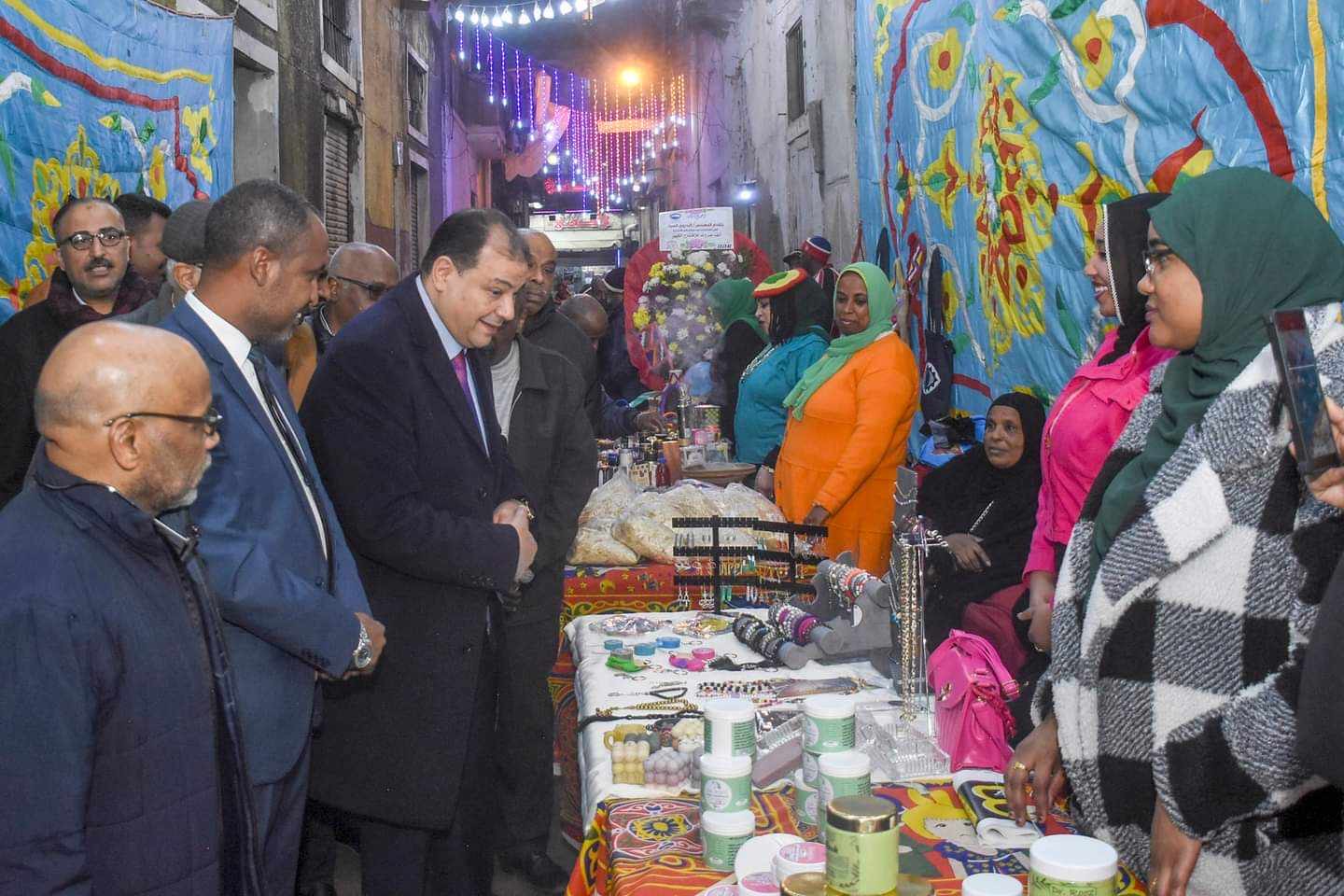 البديوى يفتتح معرض جرف حسين النوبي للمشغولات اليدوية بمنطقة العطارين
