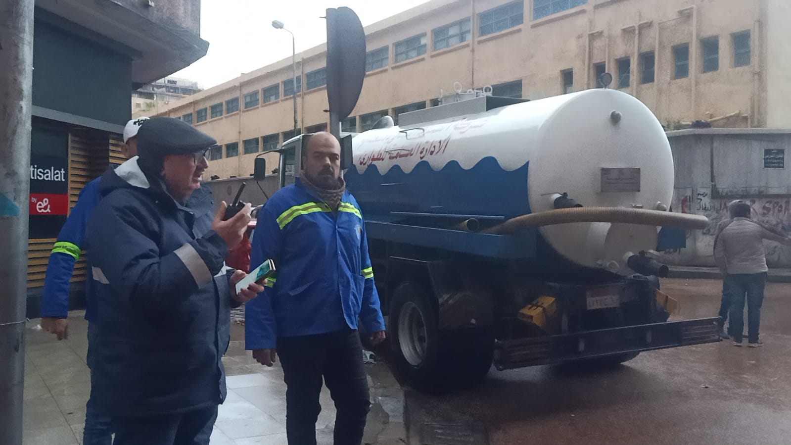 رئيس صرف الإسكندرية يتفقد التعامل مع مياه الأمطار