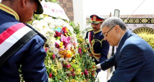   محافظ المنيا يضع إكليلاً من الزهور على النصب التذكاري بمناسبة العيد القومي 105