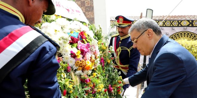   محافظ المنيا يضع إكليلاً من الزهور على النصب التذكاري بمناسبة العيد القومي 105