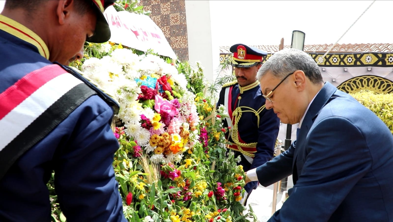   محافظ المنيا يضع إكليلاً من الزهور على النصب التذكاري بمناسبة العيد القومي 105