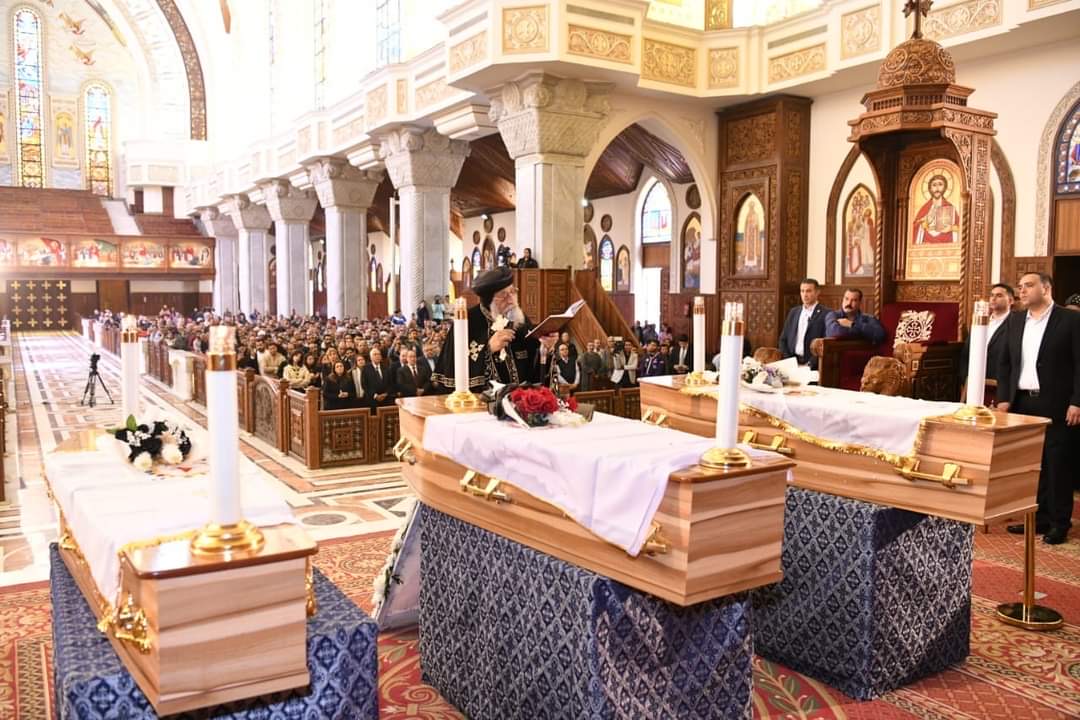 وزيرة الهجرة تشارك في صلاة الجنازة التي ترأسها قداسة البابا تواضروس الثاني لتشييع جثامين الرهبان الثلاثة