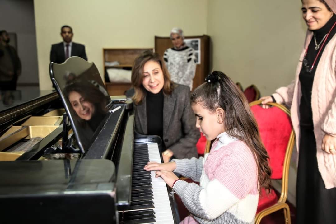 وزيرة الثقافة تحضر أولي دروس العزف علي البيانو لطفلة ''قادرون باختلاف'' تاليا محمد
