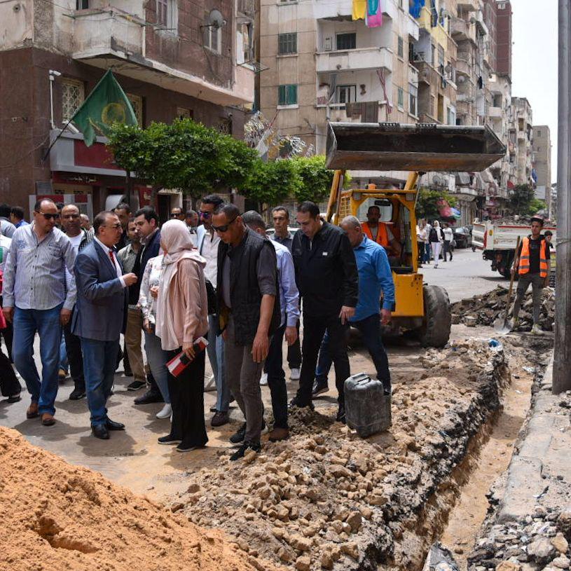 الشريف يتفقد بدء أعمال رصف شارع إسماعيل صبري