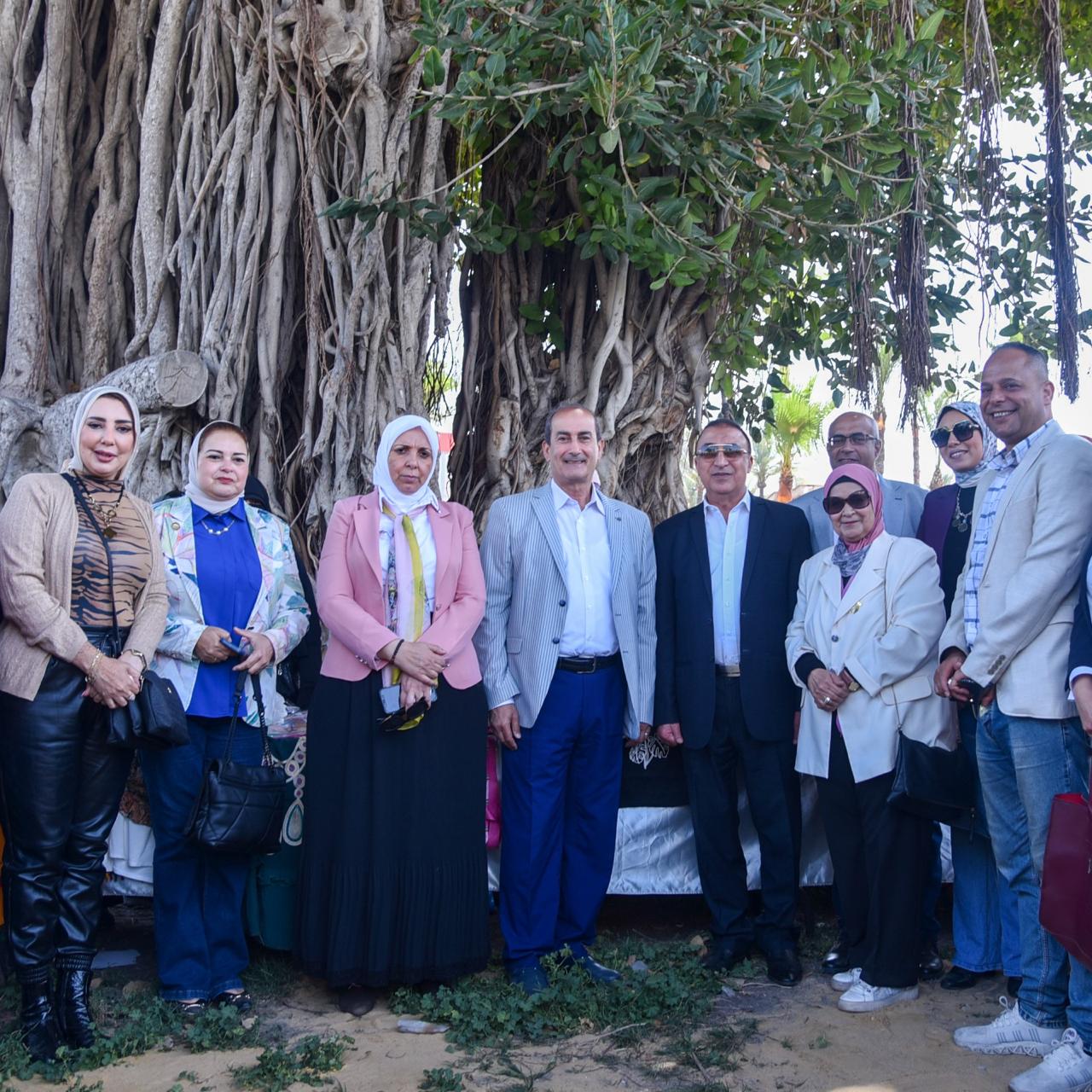 محافظ الإسكندرية يفتتح معرض للأسر المنتجة بحديقة الشلالات