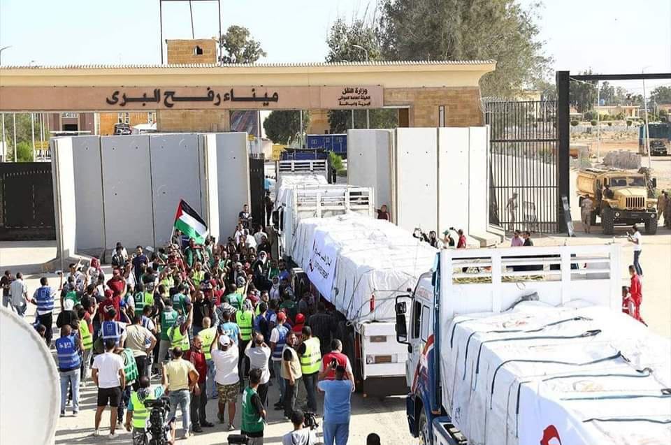 700 شاحنة مجهزة بالمساعدات تنتظر دخول قطاع غزة من الجانب