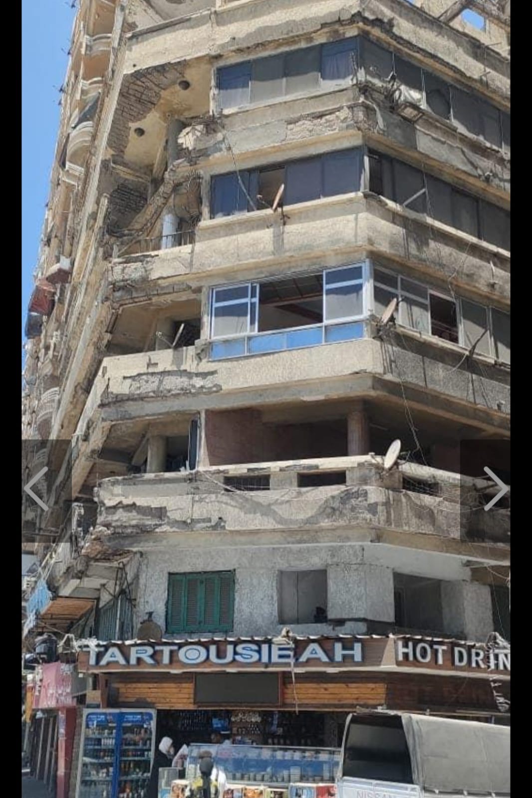 سقوط أجزاء من عقار علي كورنيش الإسكندرية والحي يجلي جميع السكان بميامي